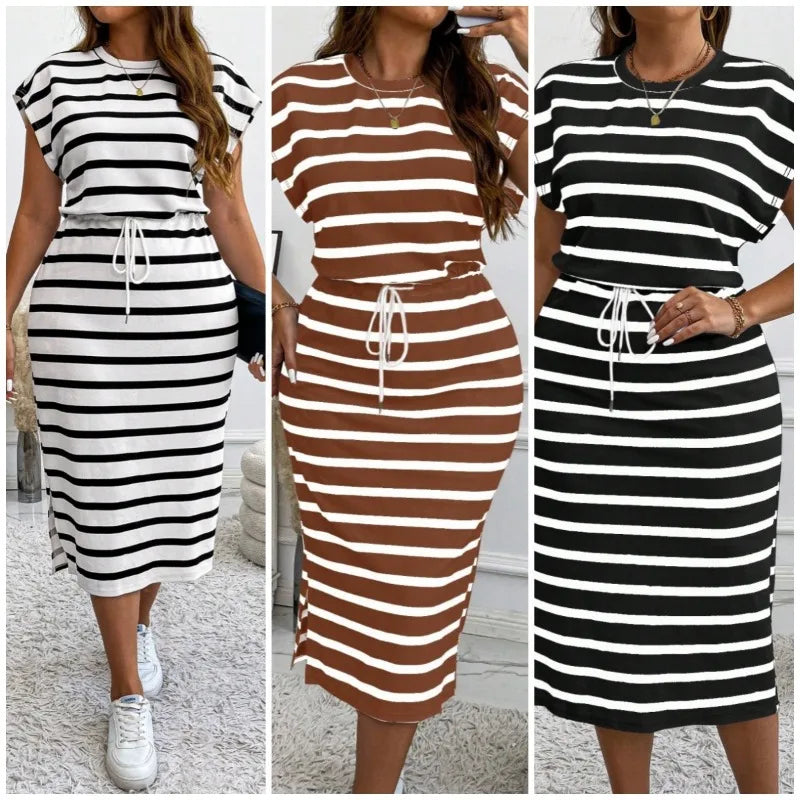 Vestido Almira™ com Estampa Listrada e Fenda Lateral Discreta.