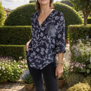 Camisa Maitê™ em Viscose Floral com Bolso Brilhante em Strass / O Toque de Charme que Toda Mulher Merece!